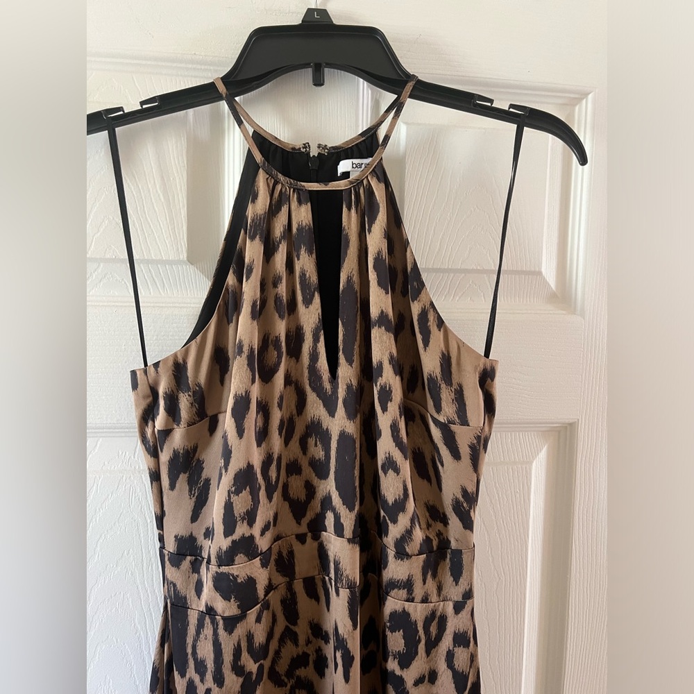 Beautiful dress never worn 
BAR 3